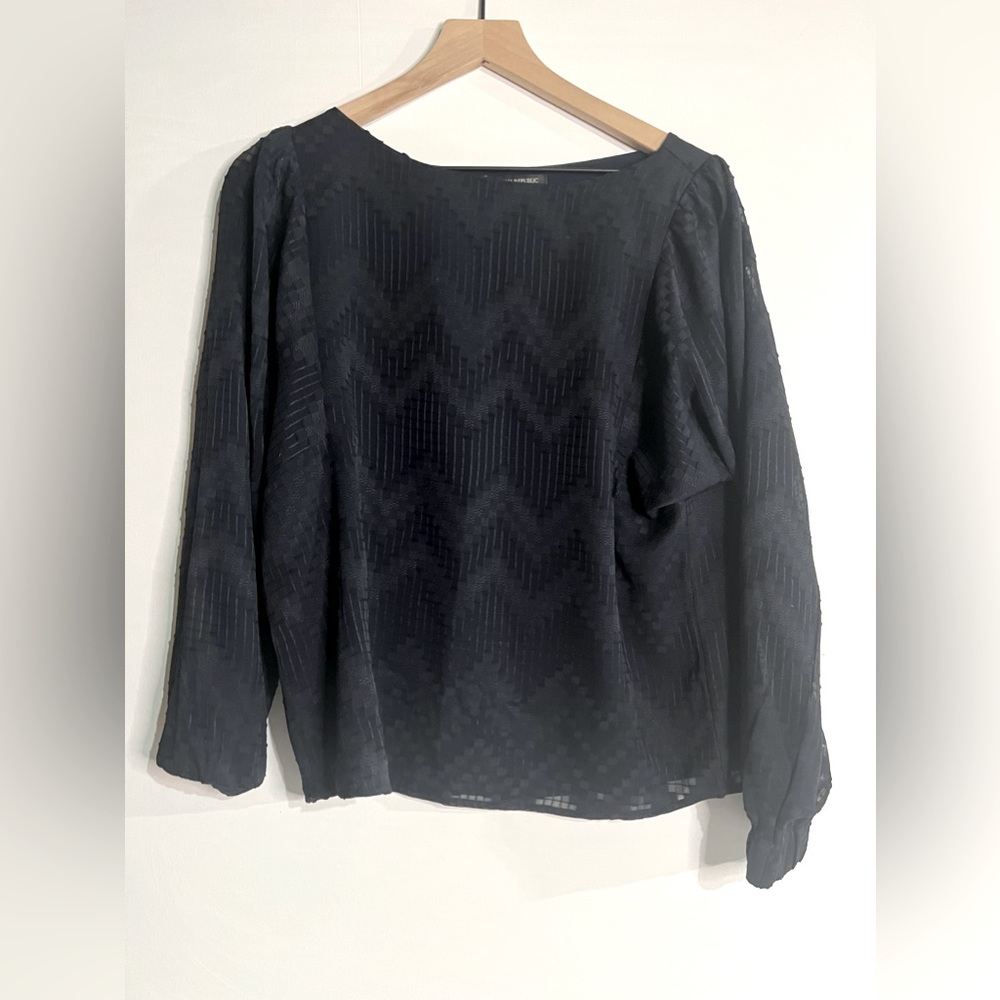 Women’s black short sleeve top with square patterns